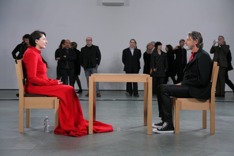 Tokom čuvenog performansa “The Artist is Present” u njujorškom Muzeju moderne umetnosti, gde je Marina Abramović satima sedela, oči u oči, naspram gostiju iz publike, danima stolica naspram nje nijednog trena nije zvrjala prazna